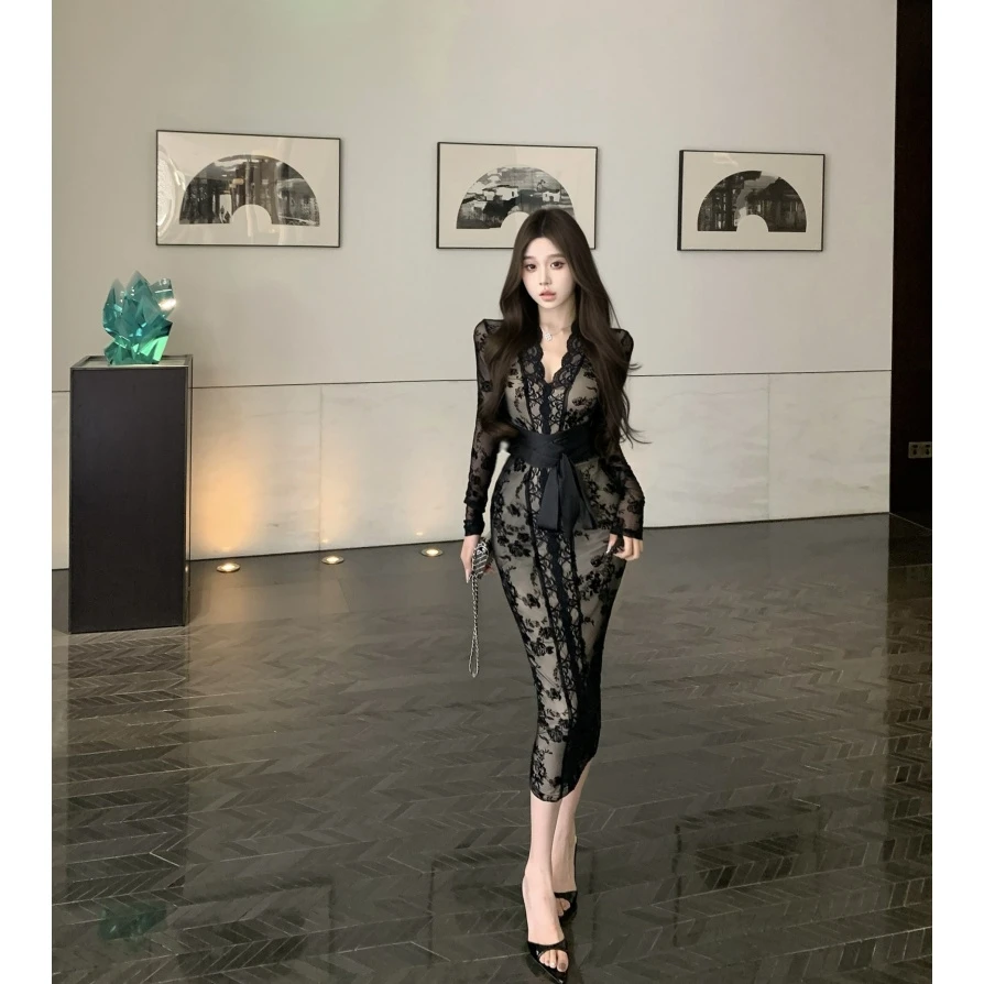 轻奢超火的巨巨巨巨显瘦定制款修身显瘦植绒蕾丝连衣裙