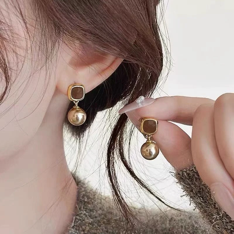 美拉德仿珍珠耳钉2025新款爆款高级感小众设计耳环时尚气质耳饰女