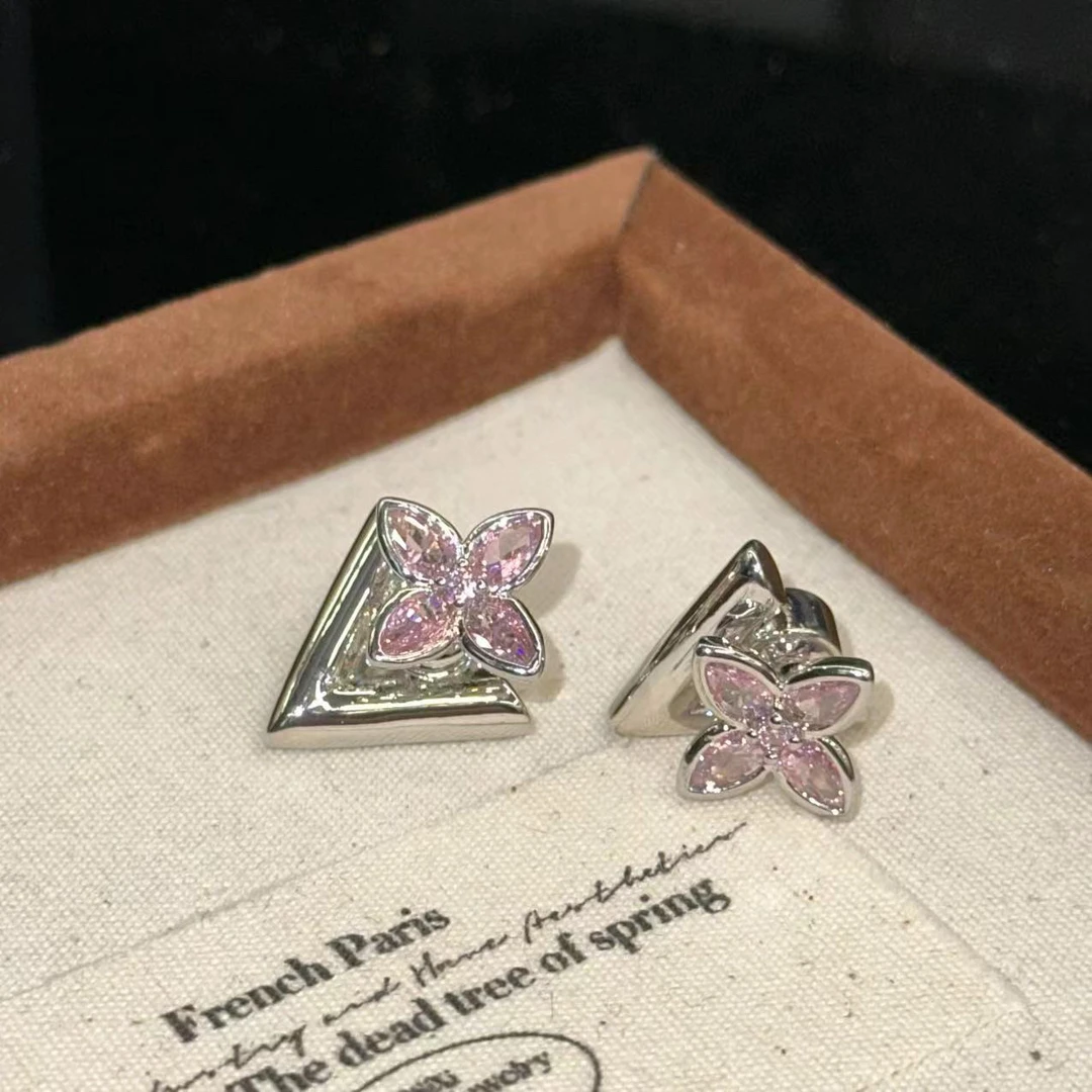 铜合金耳饰 粉色十字花V字母耳饰-3905