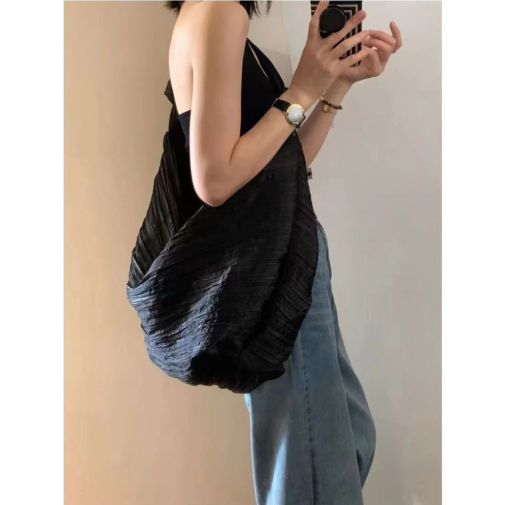 2025新款大容量褶皱黑云朵斜挎包女慵懒风单肩腋下尼龙帆布托特包