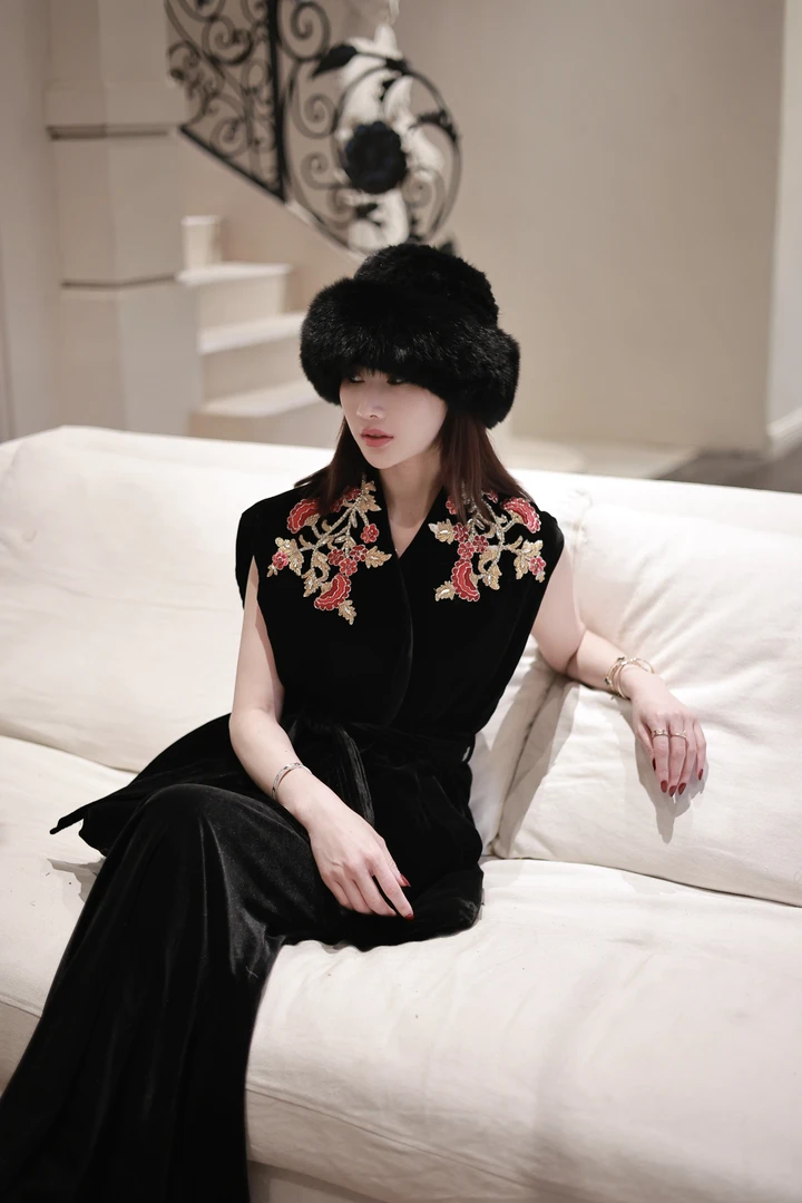 LUXURYMEMO【黑金女王】气质时尚新款刺绣花瓶腰铜氨真丝中式马甲