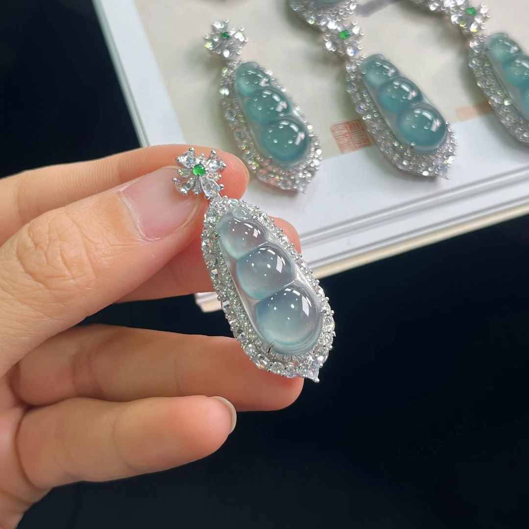 【古古珠宝】“海蓝之谜“精工镜面豆子翡翠吊坠-多样性发其一-YX204