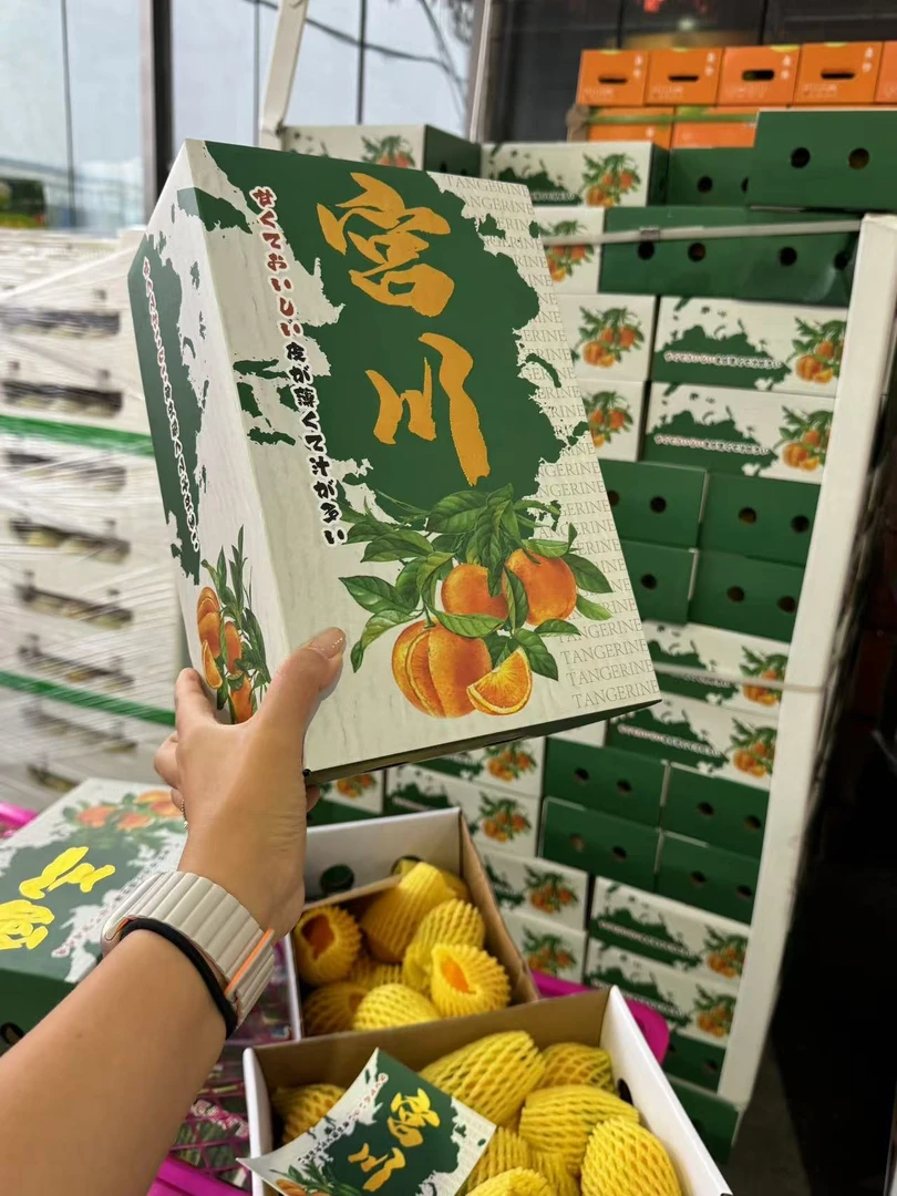 好剥皮尼宫川蜜桔皮薄易剥，一箱3斤左右，细嫩的果肉，每一口都体验到粒粒果汁