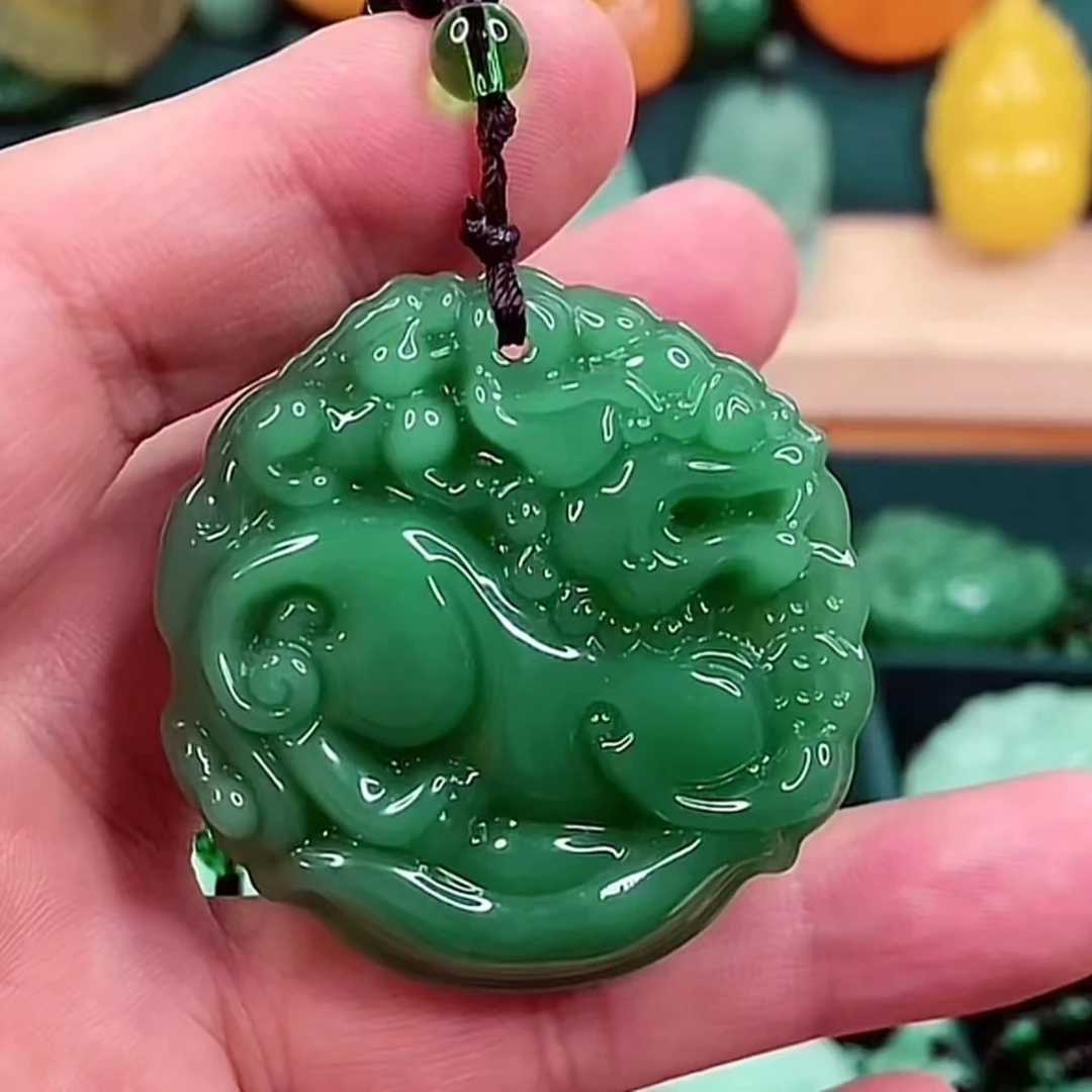 .. 深绿色双面貔貅吊坠