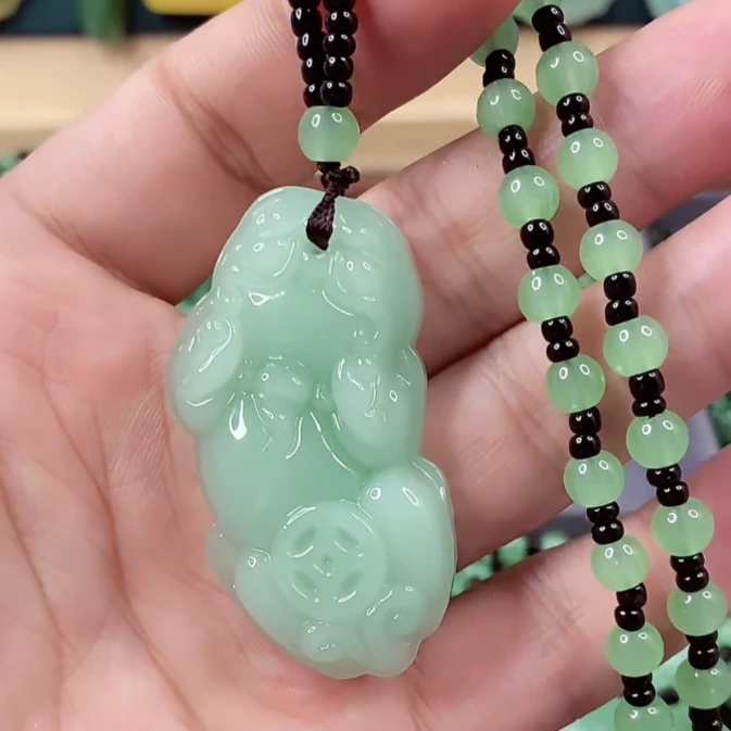 3、浅绿貔貅吊坠时尚百搭.