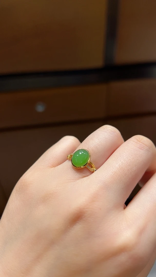 18k碧玉苹果绿戒指