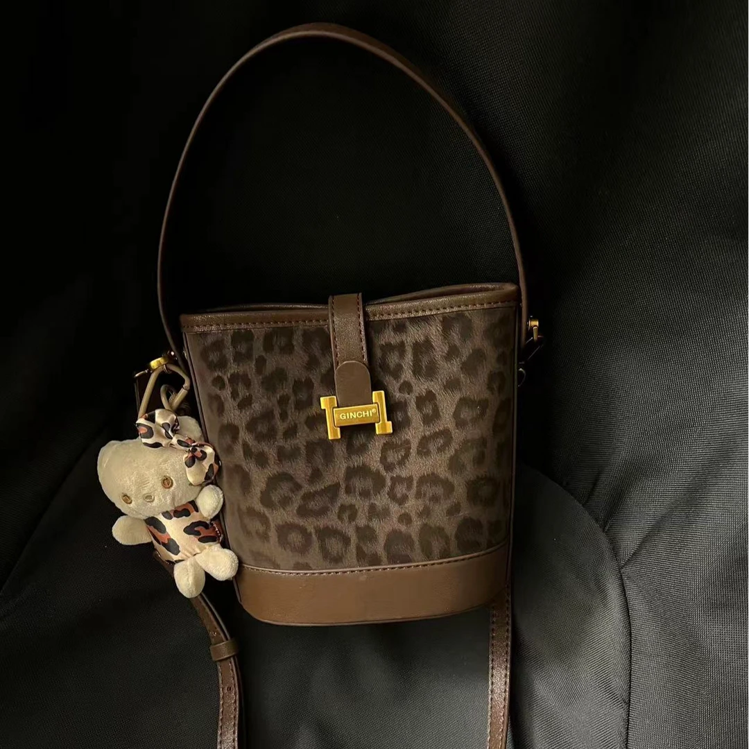 【带挂件】新款雅丹休闲百搭潮流豹纹皮水桶包手提单肩斜挎女包包