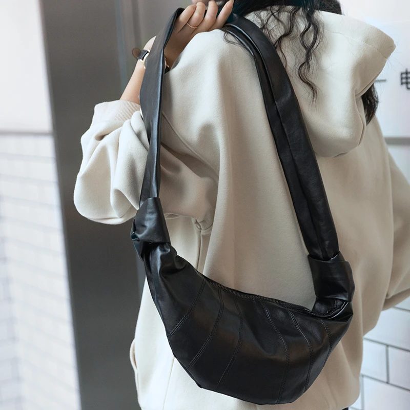 2025新款小众牛角包大容量百搭通勤单肩斜挎包韩系简约饺子胸包女
