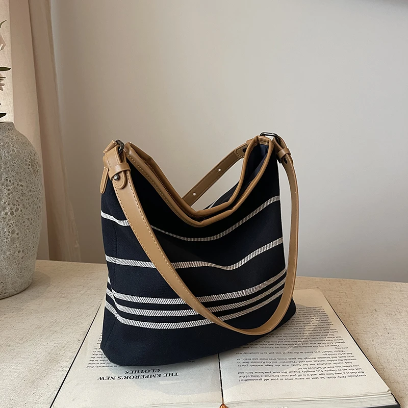 休闲百搭包包女款爆款2025通勤轻便简约帆布斜挎包单肩托特水桶包