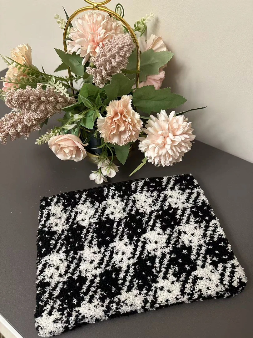 千鸟格黑白化妆包毛绒材质黑白撞色手提化妆包