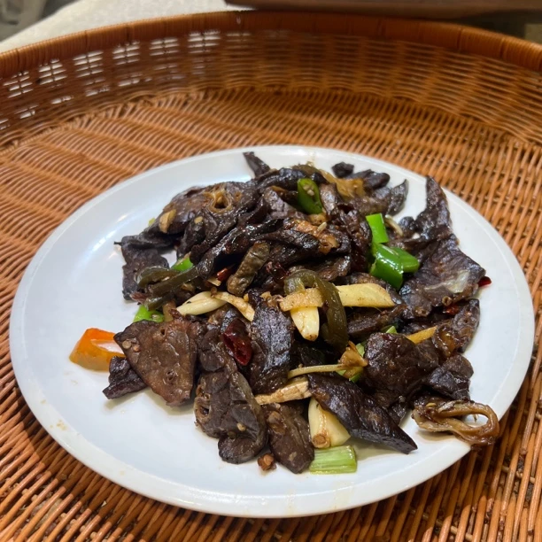 东北大铁锅辣炒肺子酸菜炒肺子