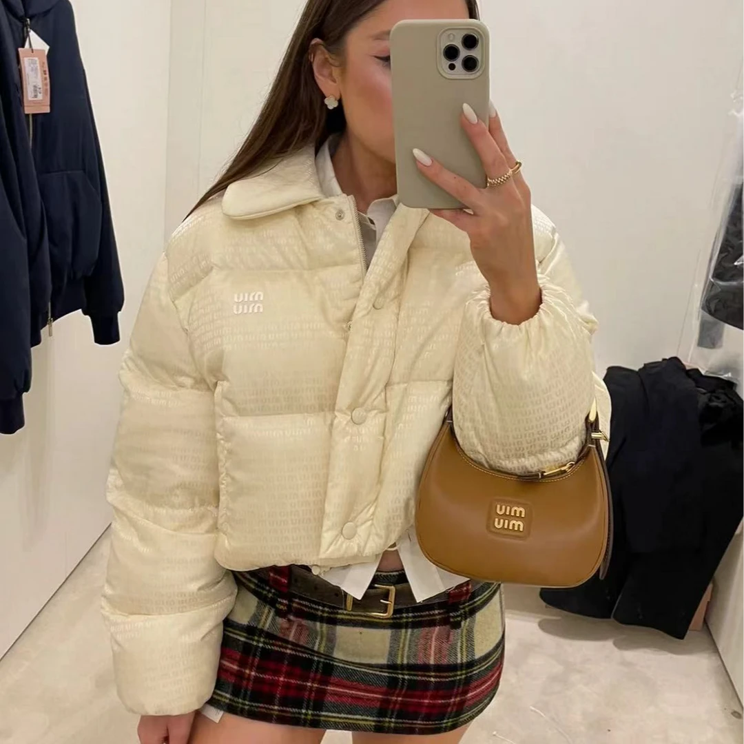 全新未使用 MIU MIU/缪缪 白色短款弹幕满logo羽绒服/38码
