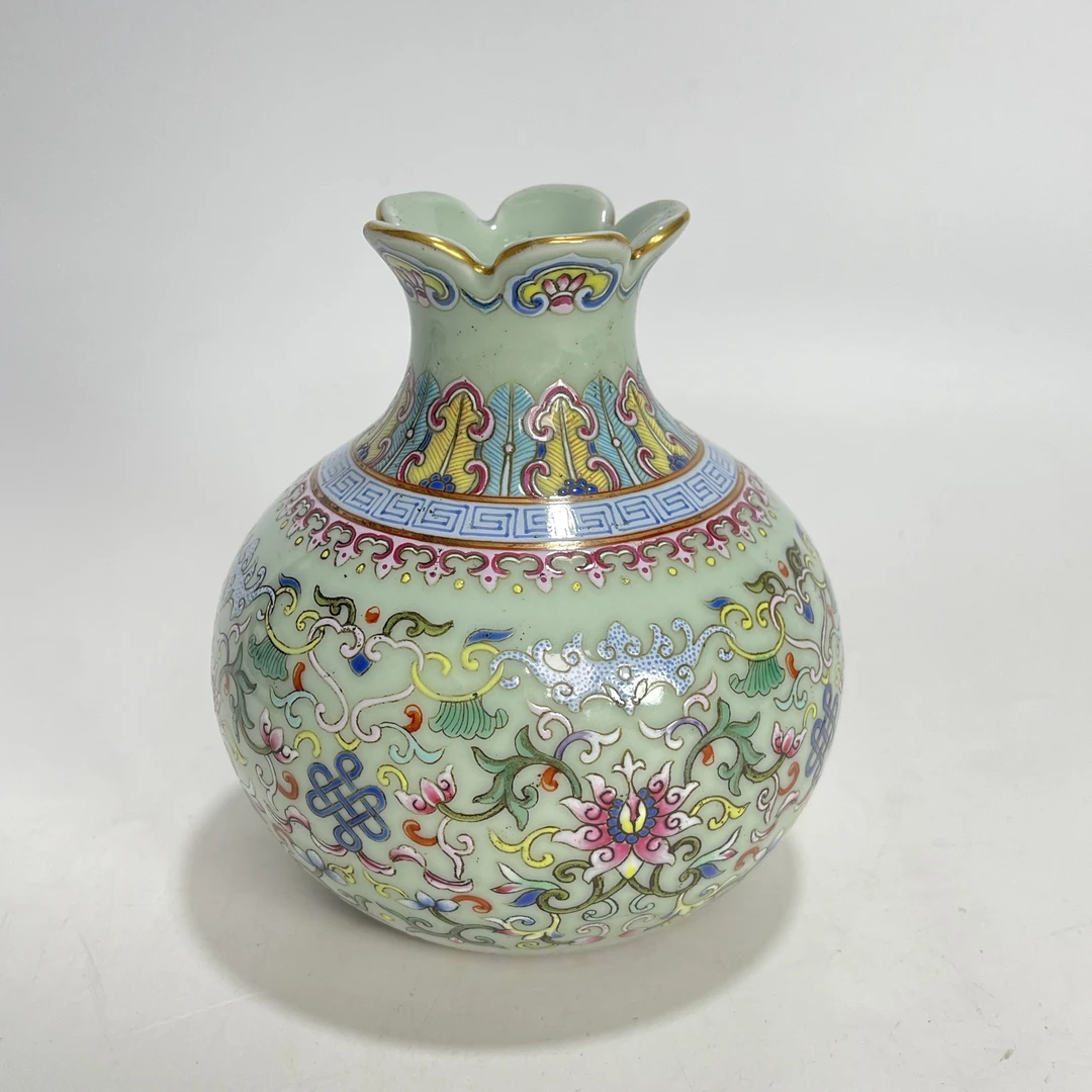 豆青粉彩缠枝莲石榴尊  H8110