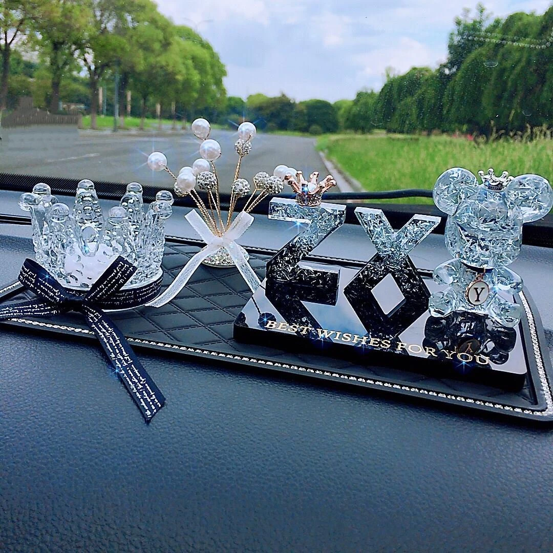 创意私人定制字母汽车内载用品网红女神款中控台仪表盘摆件装饰品