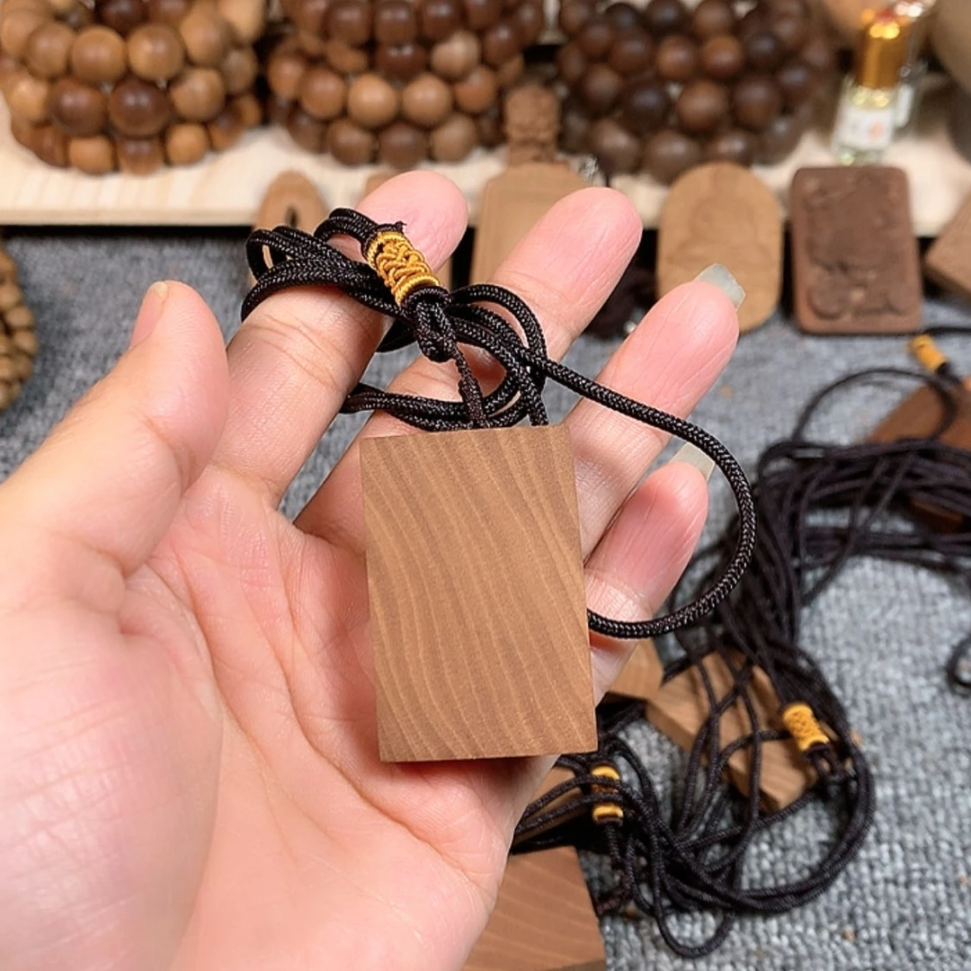 【闪购商品】檀香木吊坠老山檀香小无事牌