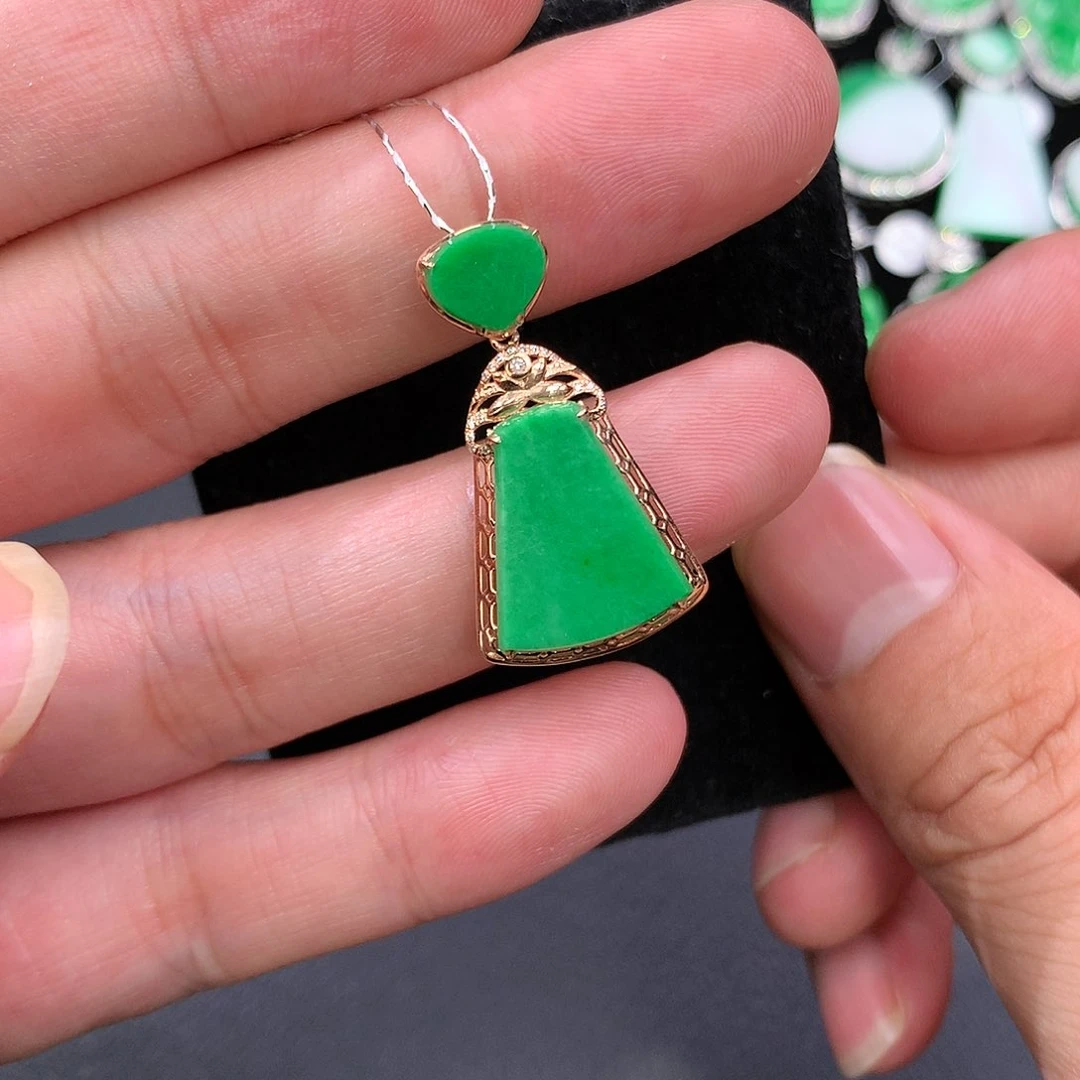 翡翠吊坠(赠链)18K金镶嵌