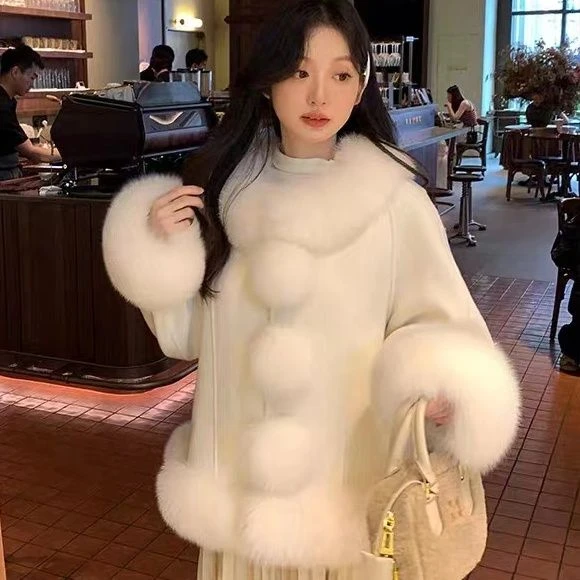 雪国精灵2024秋冬新款棉服白鸭内胆毛呢仿皮草小香风斗篷大衣