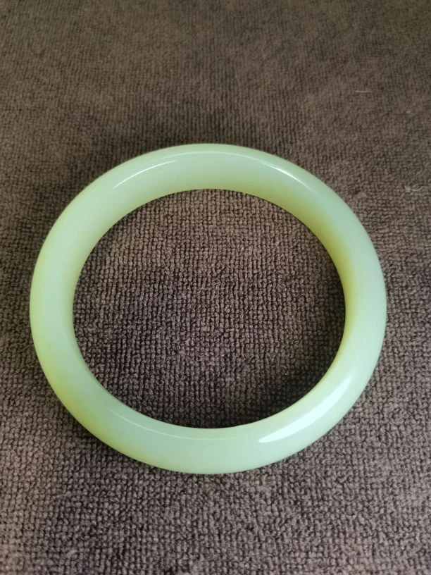 新疆和田玉黄玉美人镯，色泽鲜润如花朵盛开，典雅而又不失时尚