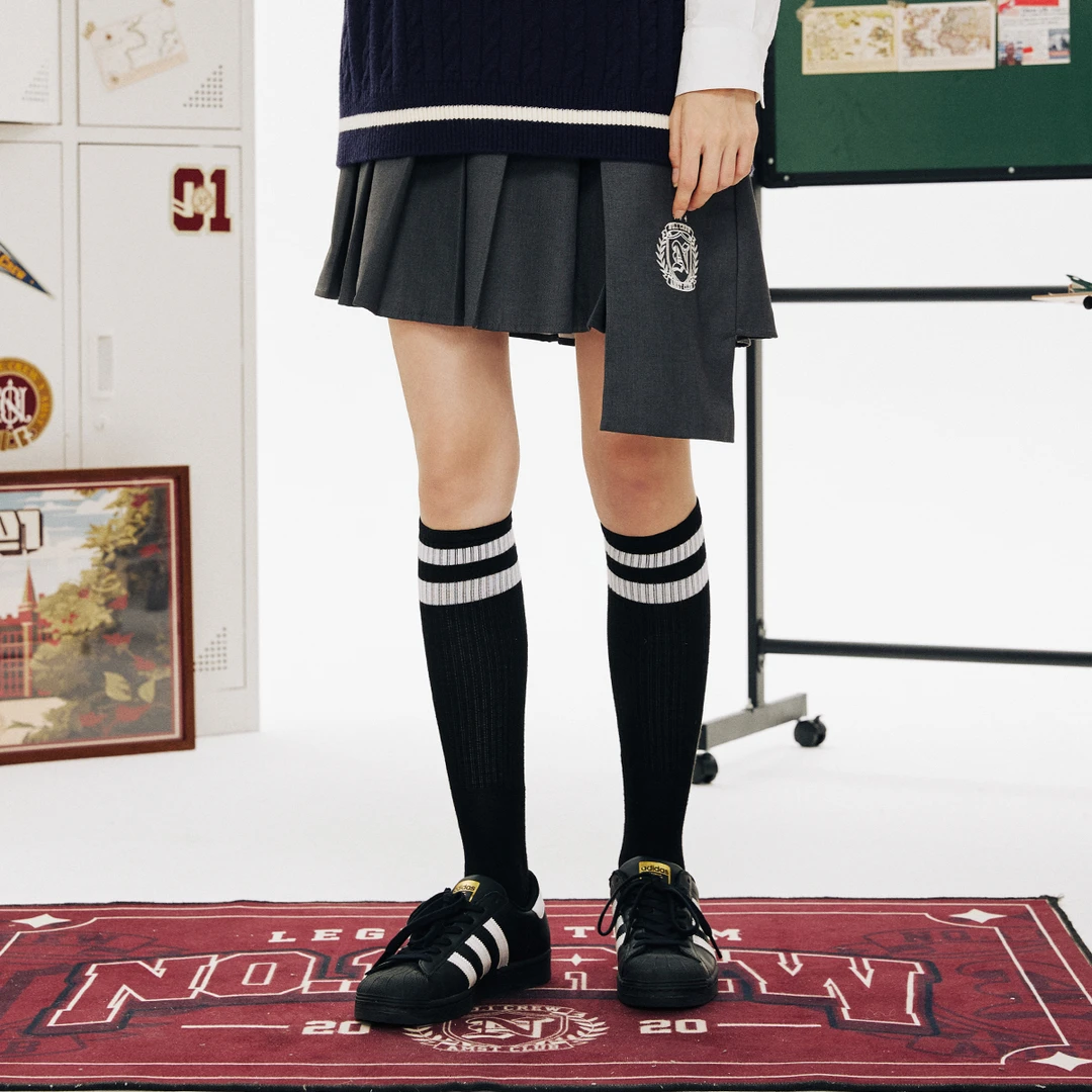 南波万夏季新款学院风半身裙时尚校徽刺绣活页休闲百褶裙女