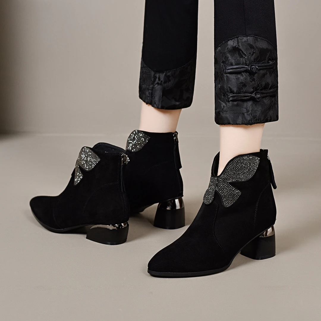 羊皮水钻尖头软底软面短靴女2024秋冬粗跟黑色妈妈靴舒适百搭女靴