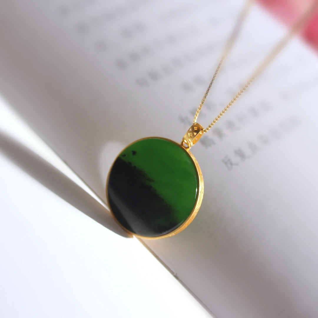 【岚溪珠宝】——俄碧红皮料意境圆牌，一半烟火入世间，一半诗意许清欢