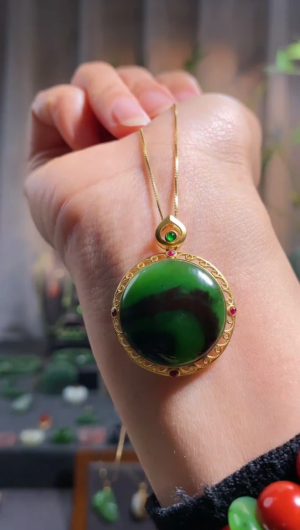 【闪购商品】和田玉颈饰18K金镶嵌，碧玉老红皮，意境圆牌