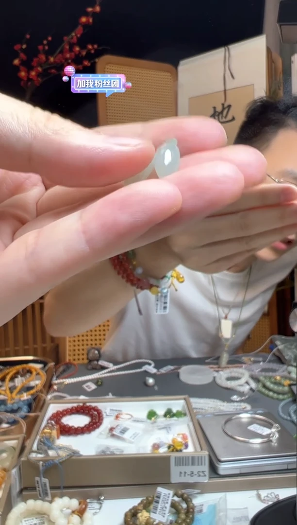 【闪购商品】翡翠滴溜未镶嵌翡翠混色小辣椒多样性发一