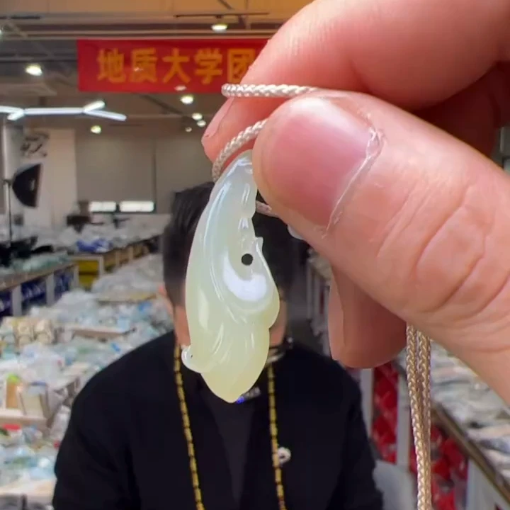 和田玉玉兰花吊坠青玉 多样性发