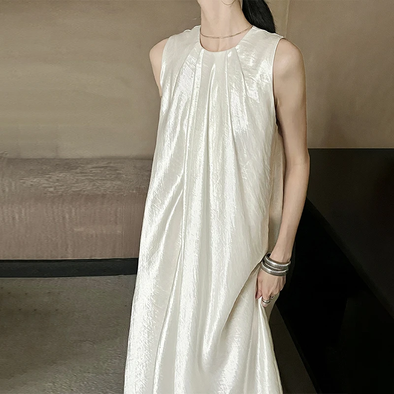 无袖背心缎面连衣裙女宽松显瘦高级感微珠光褶皱简约气质圆领长裙