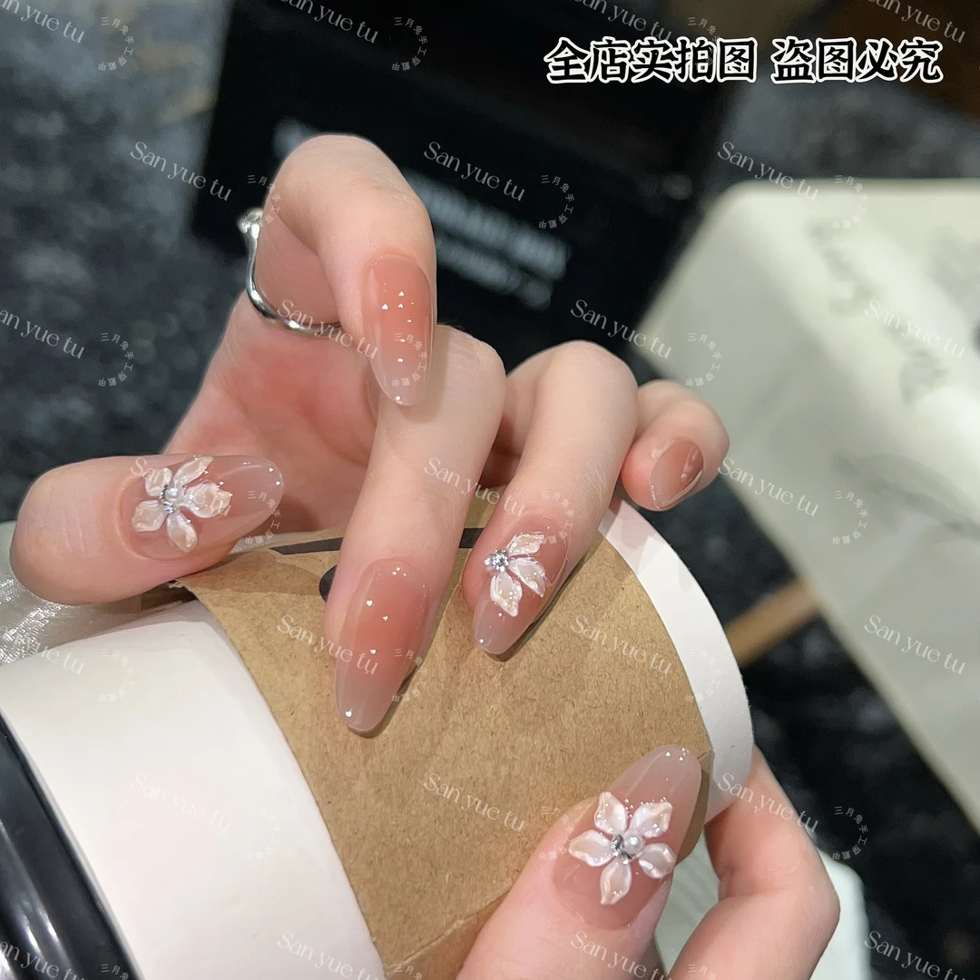 肤若凝脂-三月兔秋季新款显白立体百合手绘雕花美甲