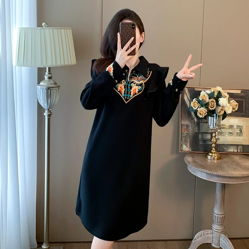 2025春新中式国风洋气娃娃领荷叶边刺绣修身遮肉黑色卫衣裙子女