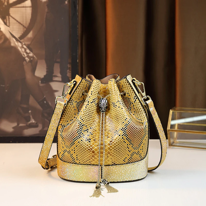 复古时尚女包黄色单肩包斜挎包蛇纹手提水桶包7763，24-14-24厘米