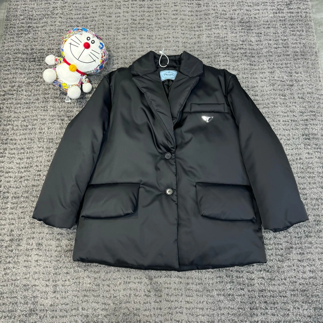 PRADA 再生尼龙金属标西装羽绒服 尺码/38 成色/99新 YH12225