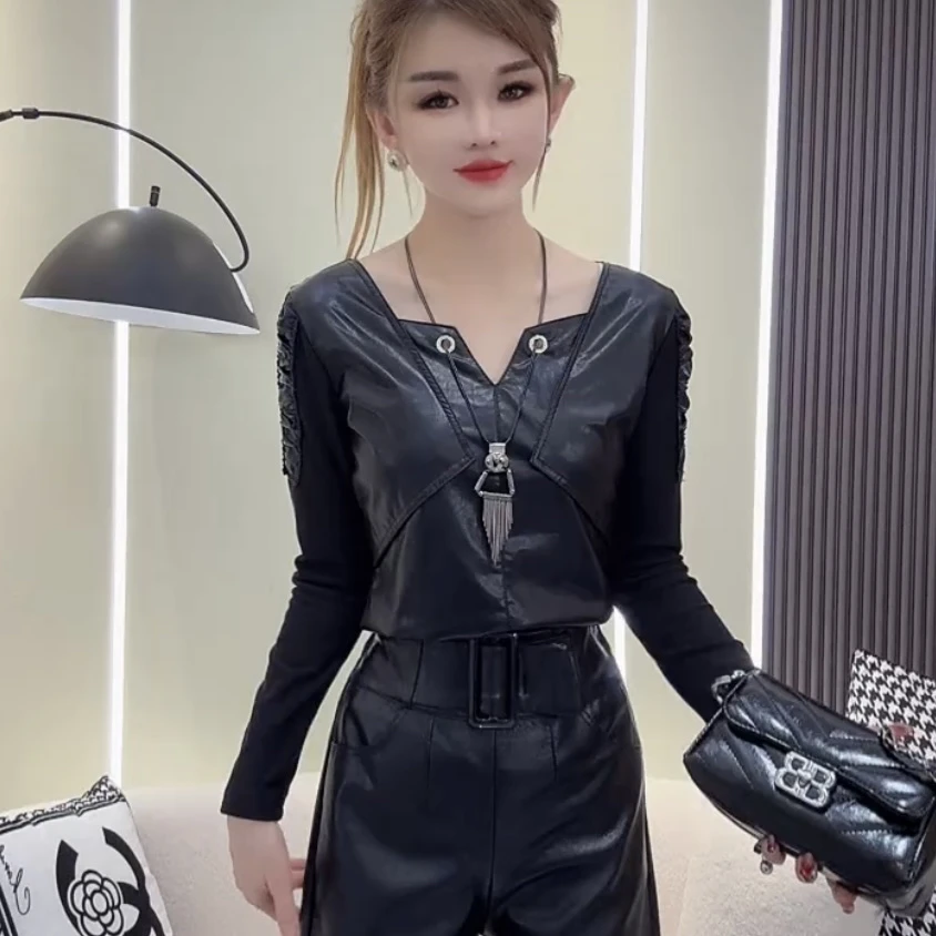 冬季新款打底衫不规则领长袖拼接洋气减龄PU打底衫