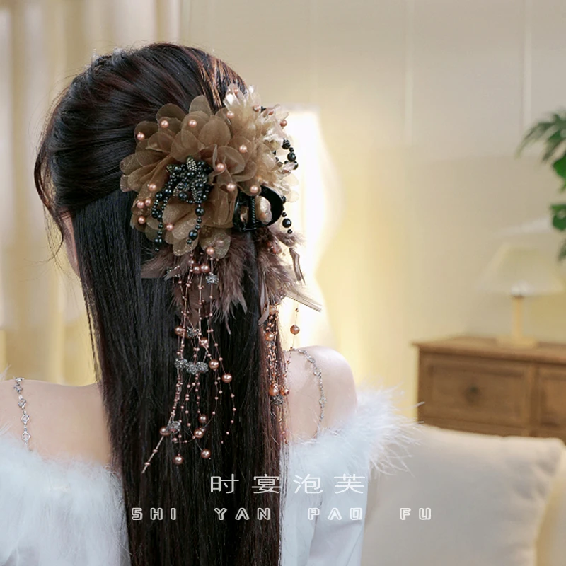 羽毛美拉德秋冬新款抓夹珠珠流苏毛毛鲨鱼夹雅丹发饰花朵发夹咖色