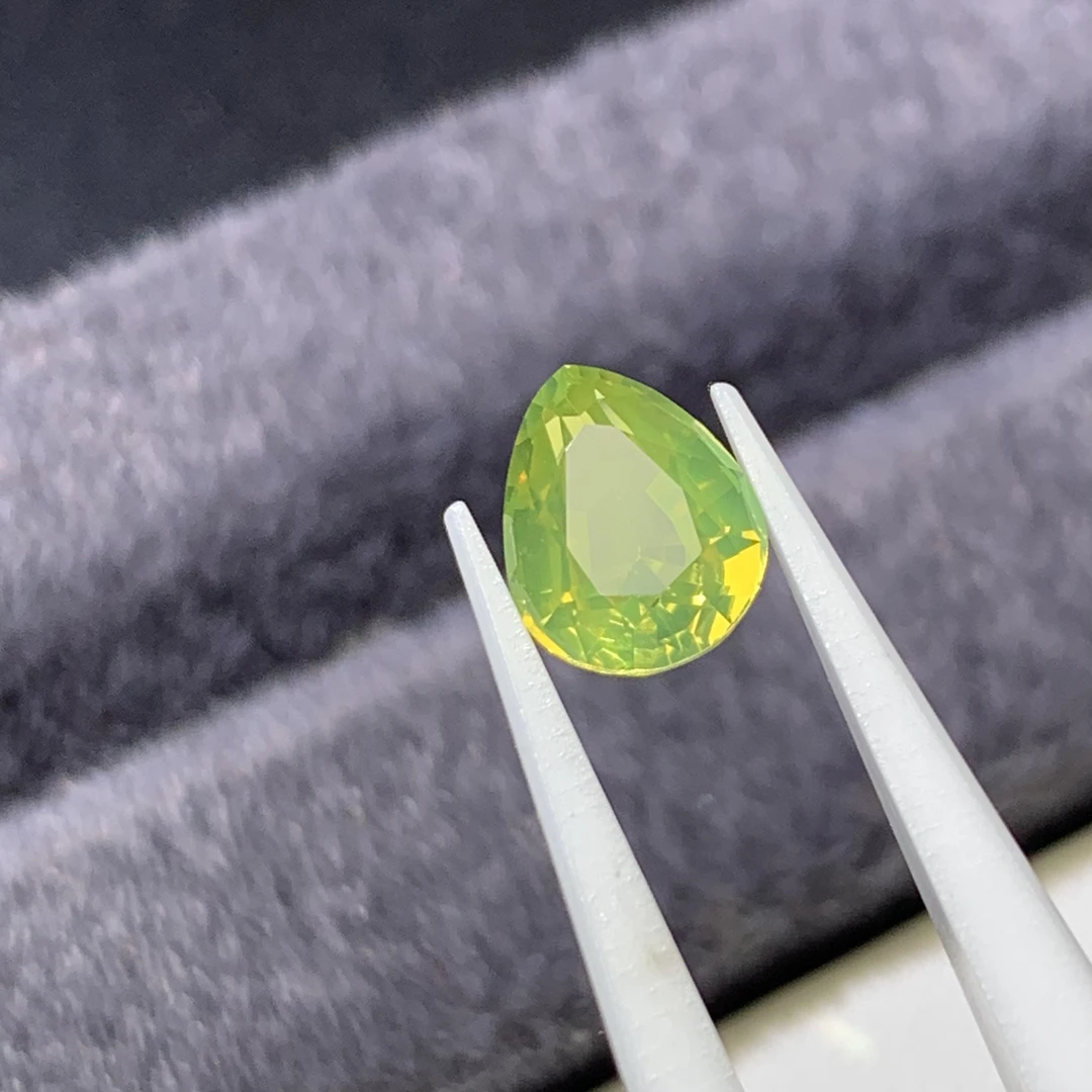 1.8克拉荧光矾金绿宝石颜色靓丽晶体干净通透8.16*6.15*4.29毫米