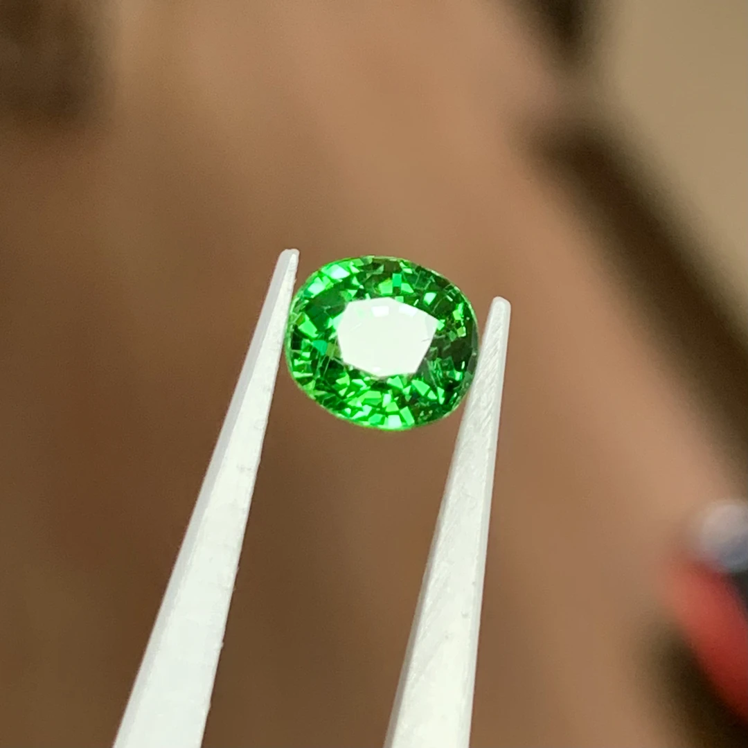 1.025克拉天然沙弗莱裸石翠绿色晶体干净满火5.15*5.7