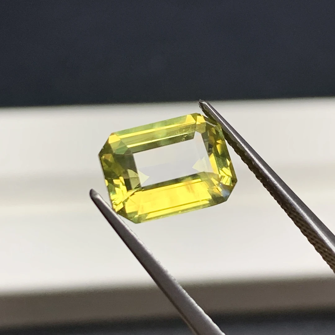 3.1克拉天然金绿宝石7.5*9.8毫米晶体干净通透吉尔德证书