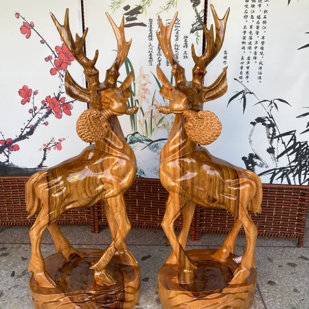 实木香樟木口含灵芝梅花鹿摆件一对