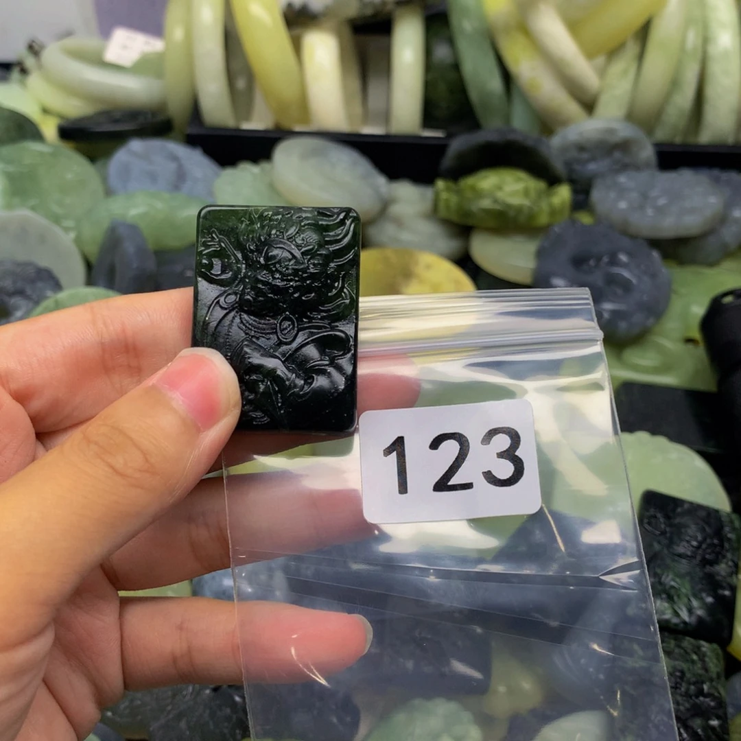 蛇纹石玉颈饰未镶嵌小*匠
