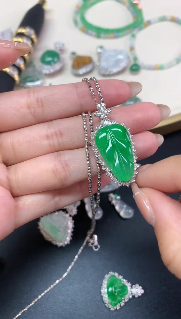 【闪购商品】翡翠吊坠(不含链)18K金镶嵌吊坠AA184|15000