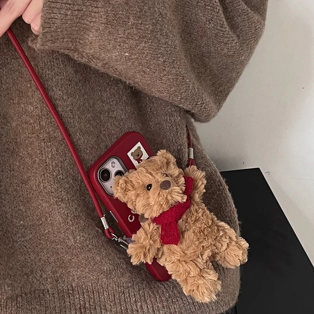 毛茸茸公仔熊背夹适用苹果16手机壳iphone15promax挂绳14斜挎13套