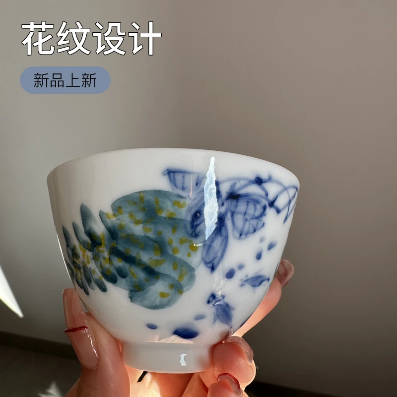 景德镇手绘写意紫气东来君子兰铃铛杯主人杯花纹柴窑白瓷容量70cc
