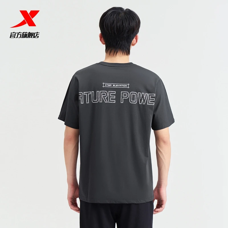 特步短袖男宽松透气运动T恤夏季新款男子休闲时尚圆领半袖