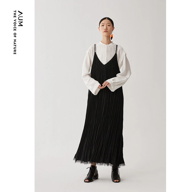 AUM/噢姆不规则压褶裙气质宽松长裙黑色质感吊带连衣裙MAEG30106