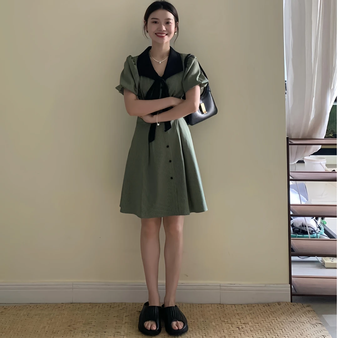 2024夏季新款法式泡泡袖格纹连衣裙女设计感小众夏季气质收腰裙子