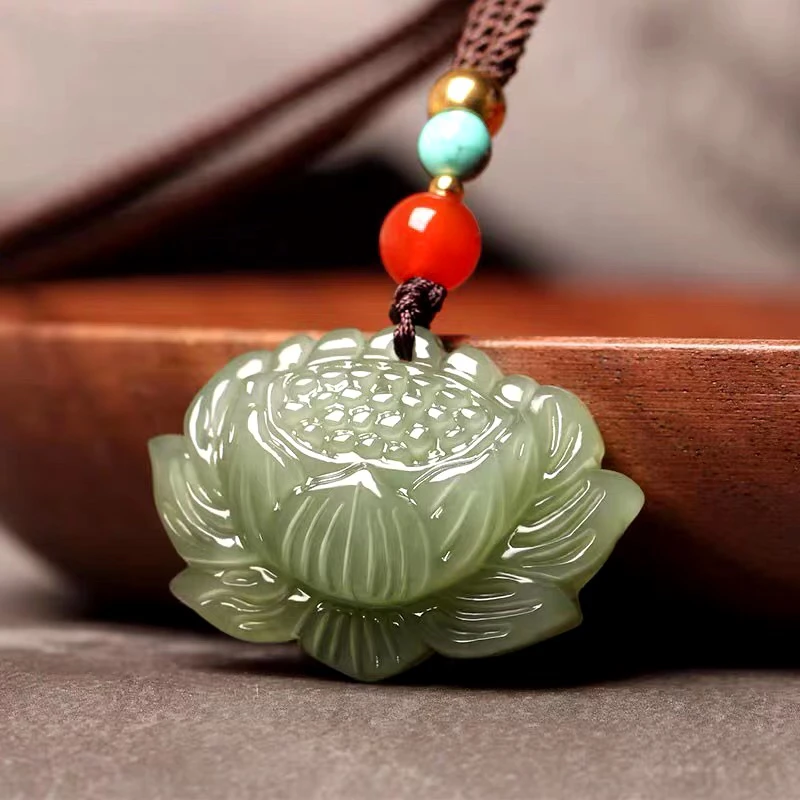 天然和田玉湖水绿精工雕刻步步生莲荷花时尚吊坠实物拍摄基地质检