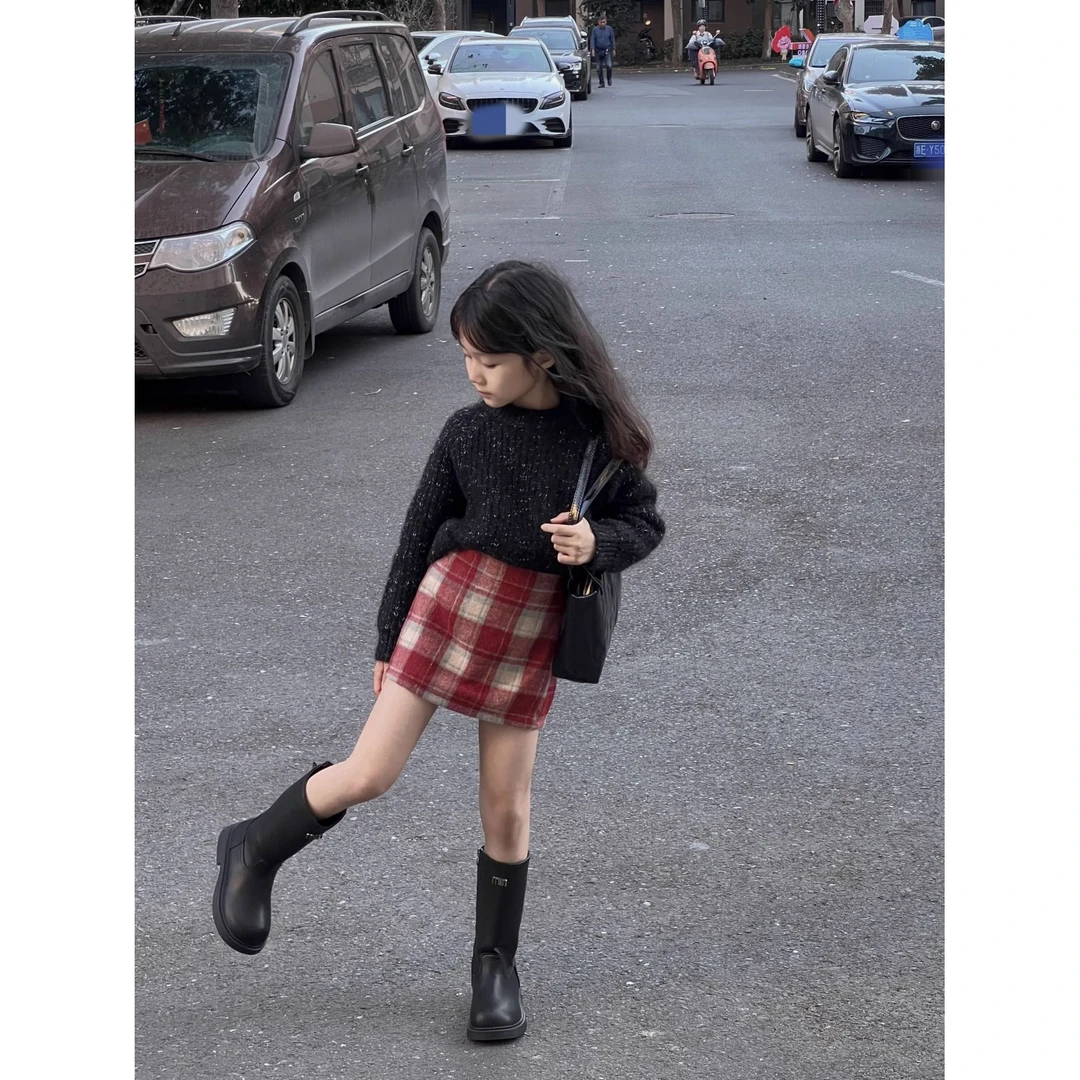 吉小可童装冬季新款儿童毛衣红色格子毛呢裙套装潮酷女童衣服