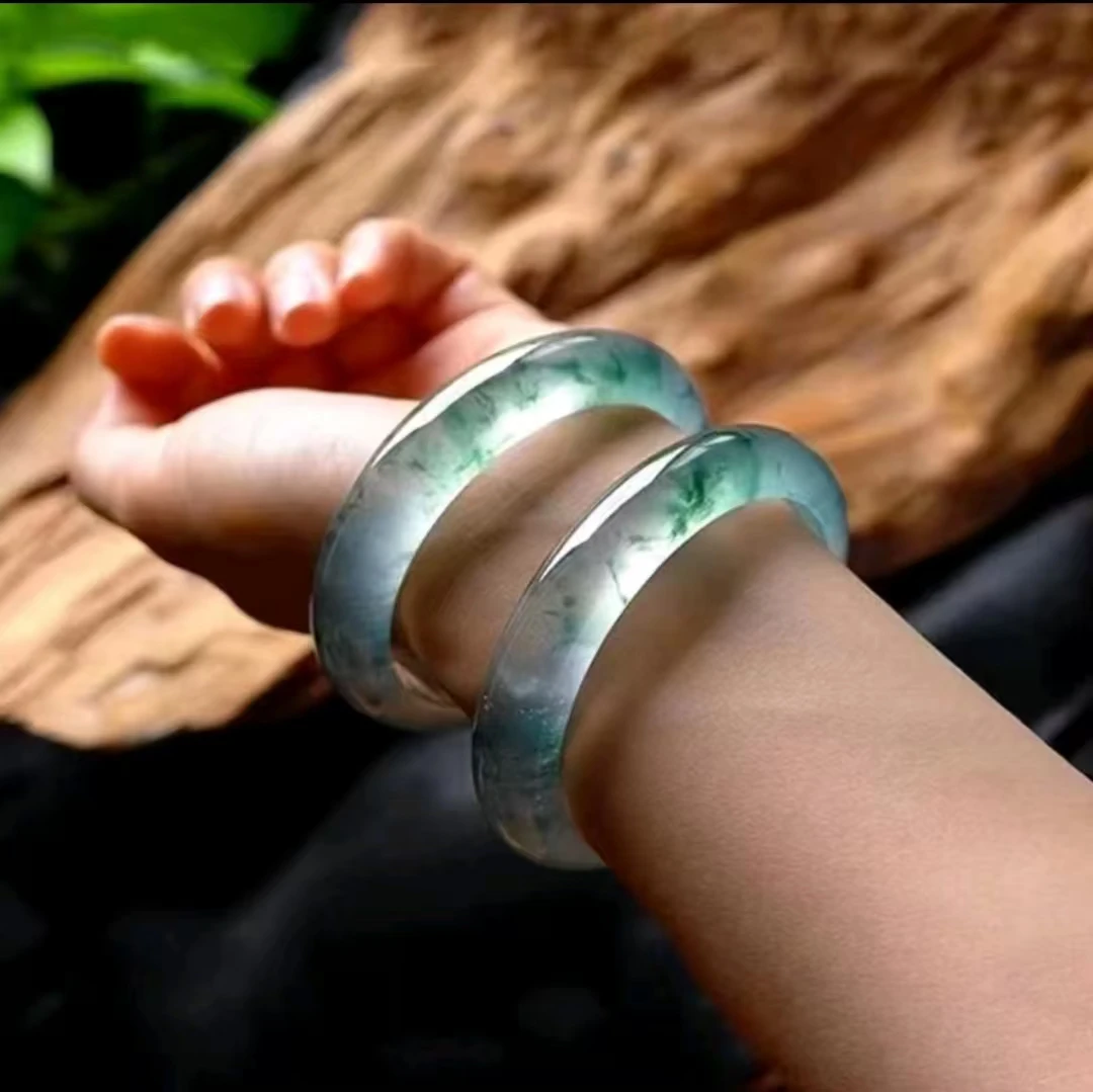 高端天然手镯时尚百搭冰透白色飘绿女款圆镯美人镯