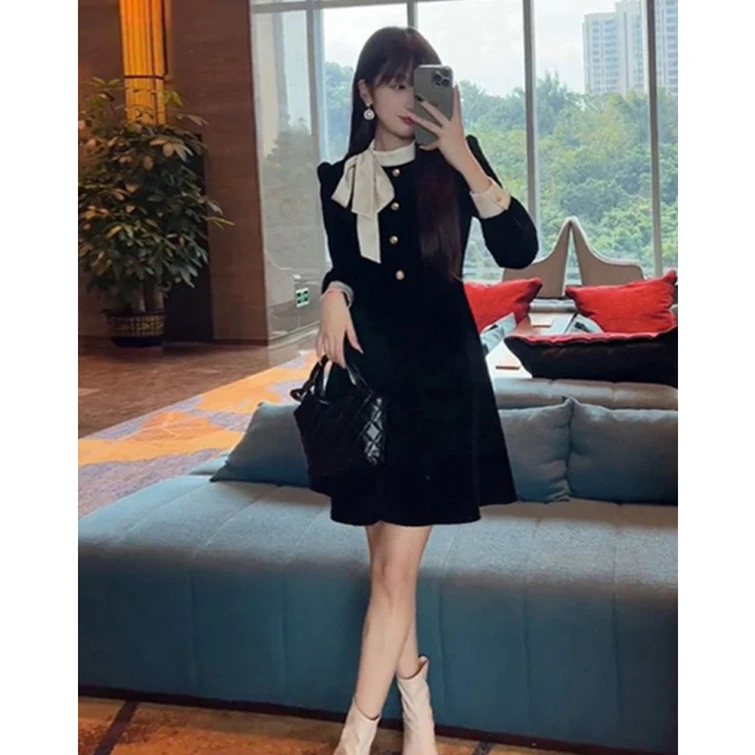又飒又酷丝绒黑色连衣裙女春秋2025新款轻奢小众高级感气质小黑裙